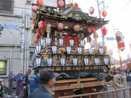 秩父神社前の笠鉾